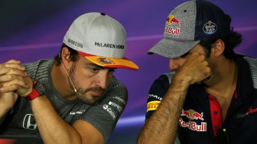 Fernando Alonso y Carlos Sainz dialogan durante la rueda de prensa