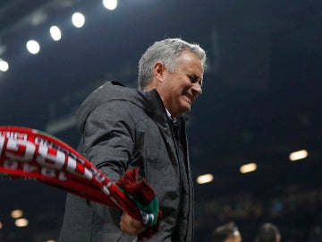 José Mourinho, con la bandera del Manchester United en la mano, celebra el pase a la final de la Europa League