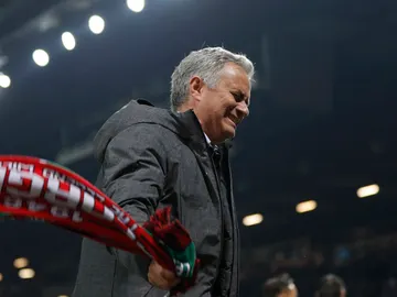 José Mourinho, con la bandera del Manchester United en la mano, celebra el pase a la final de la Europa League José Mourinho, con la bandera del Manchester United en la mano, celebra el pase a la final de la Europa League