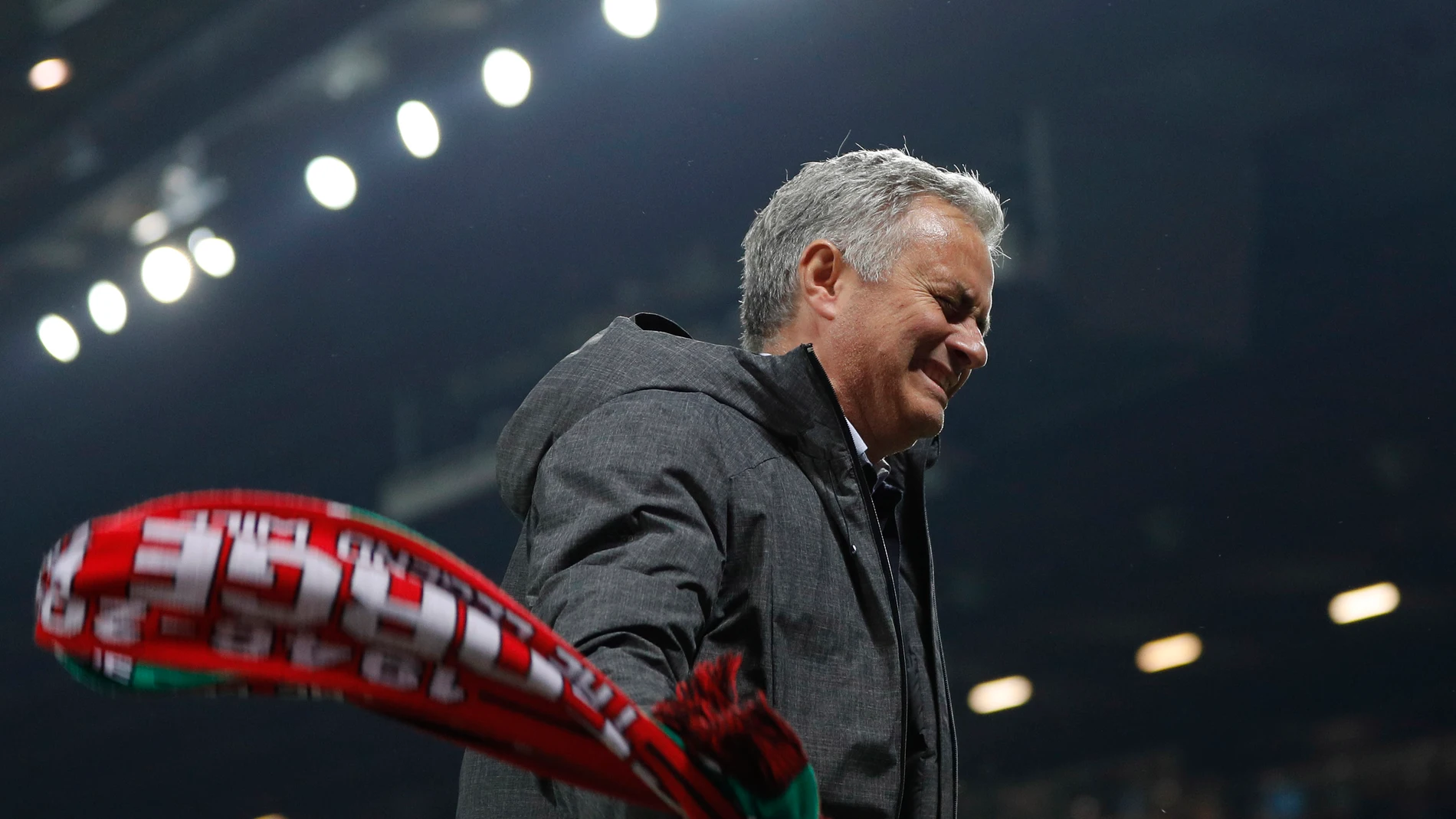 José Mourinho, con la bandera del Manchester United en la mano, celebra el pase a la final de la Europa League