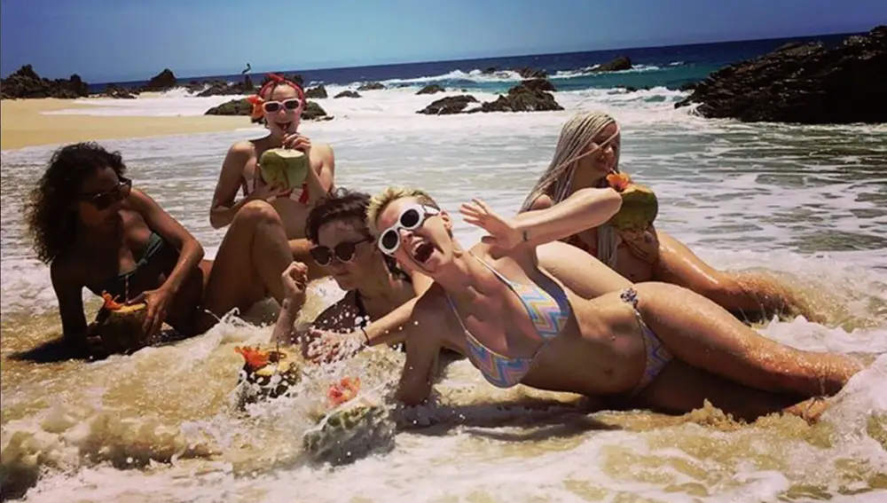 Katy Perry en la playa con amigas