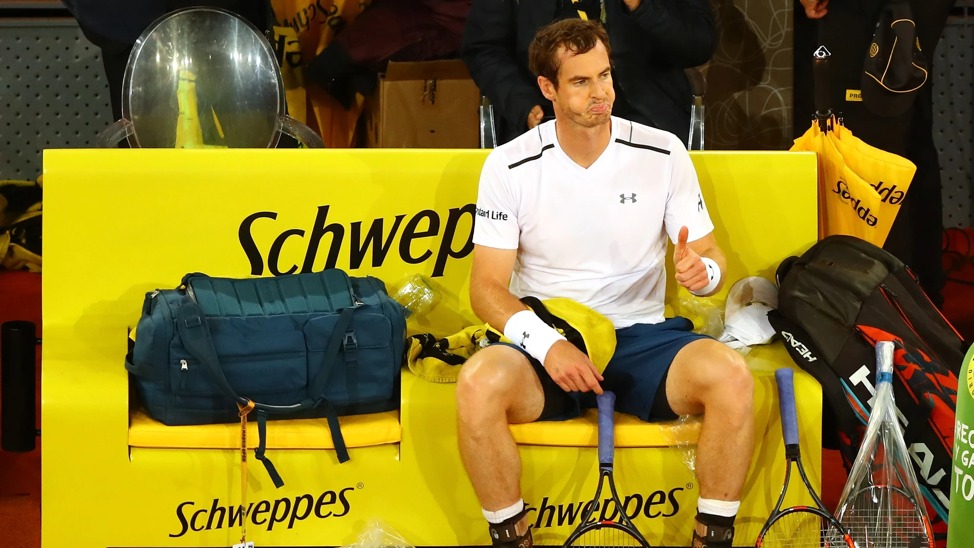 Andy Murray, durante un descanso de su partido contra Coric Andy Murray, durante un descanso de su partido contra Coric
