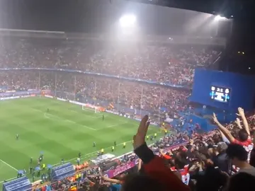 El Calderón despide a sus jugadores bajo la lluvia El Calderón despide a sus jugadores bajo la lluvia