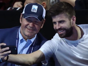 Gerard Piqué se hace un selfie con Kevin Spacey