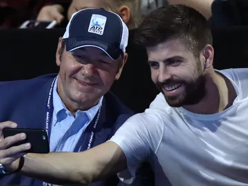 Gerard Piqué se hace un selfie con Kevin Spacey Gerard Piqué se hace un selfie con Kevin Spacey