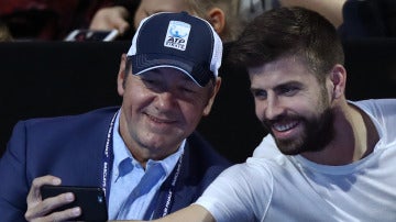 Gerard Piqué se hace un selfie con Kevin Spacey