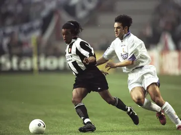 Davids controla el balón ante la presión de Fernando Morientes Davids controla el balón ante la presión de Fernando Morientes