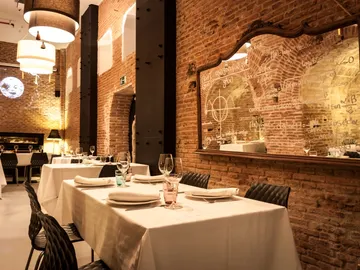 El restaurante Bodega de los Secretos de Madrid, bajo el barrio de Las Letras. El restaurante Bodega de los Secretos de Madrid, bajo el barrio de Las Letras.