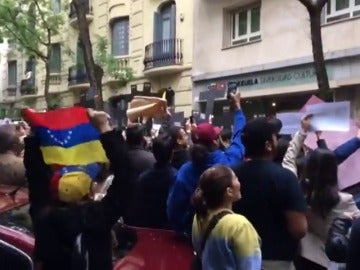 Frame 7.132336 de: Unos 200 manifestantes venezolanos se concentraron en las puertas del Centro de la Diversidad Cultural de Venezuela en Madrid