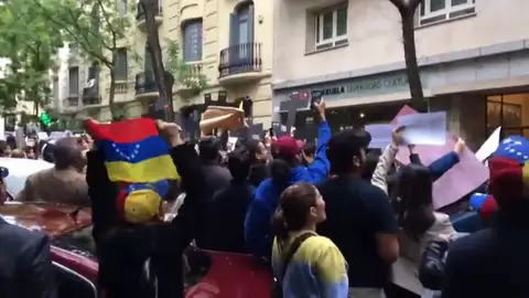 Frame 7.132336 de: Unos 200 manifestantes venezolanos se concentraron en las puertas del Centro de la Diversidad Cultural de Venezuela en Madrid Frame 7.132336 de: Unos 200 manifestantes venezolanos se concentraron en las puertas del Centro de la Diversidad Cultural de Venezuela en Madrid