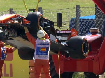 El McLaren-Honda de Alonso, chorreando aceite