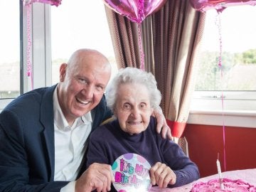 Sandy celebró con su madre los 102 años