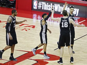 Los Spurs celebran una victoria Los Spurs celebran una victoria