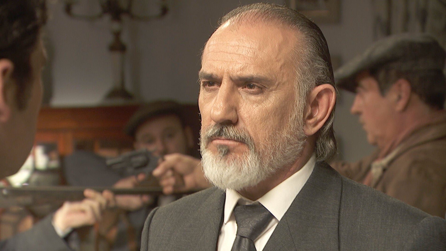 Eusebio Garrigues, padre de Crist&oacute;bal, llega a Puente Viejo