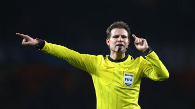 Felix Brych será el árbitro del Barcelona vs Manchester United de los cuartos de Champions