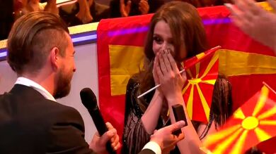La cantante de Macedonia protagoniza la primera pedida de matrimonio en Eurovisión