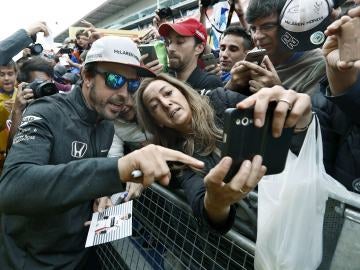 Fernando Alonso con sus fans en Montmeló