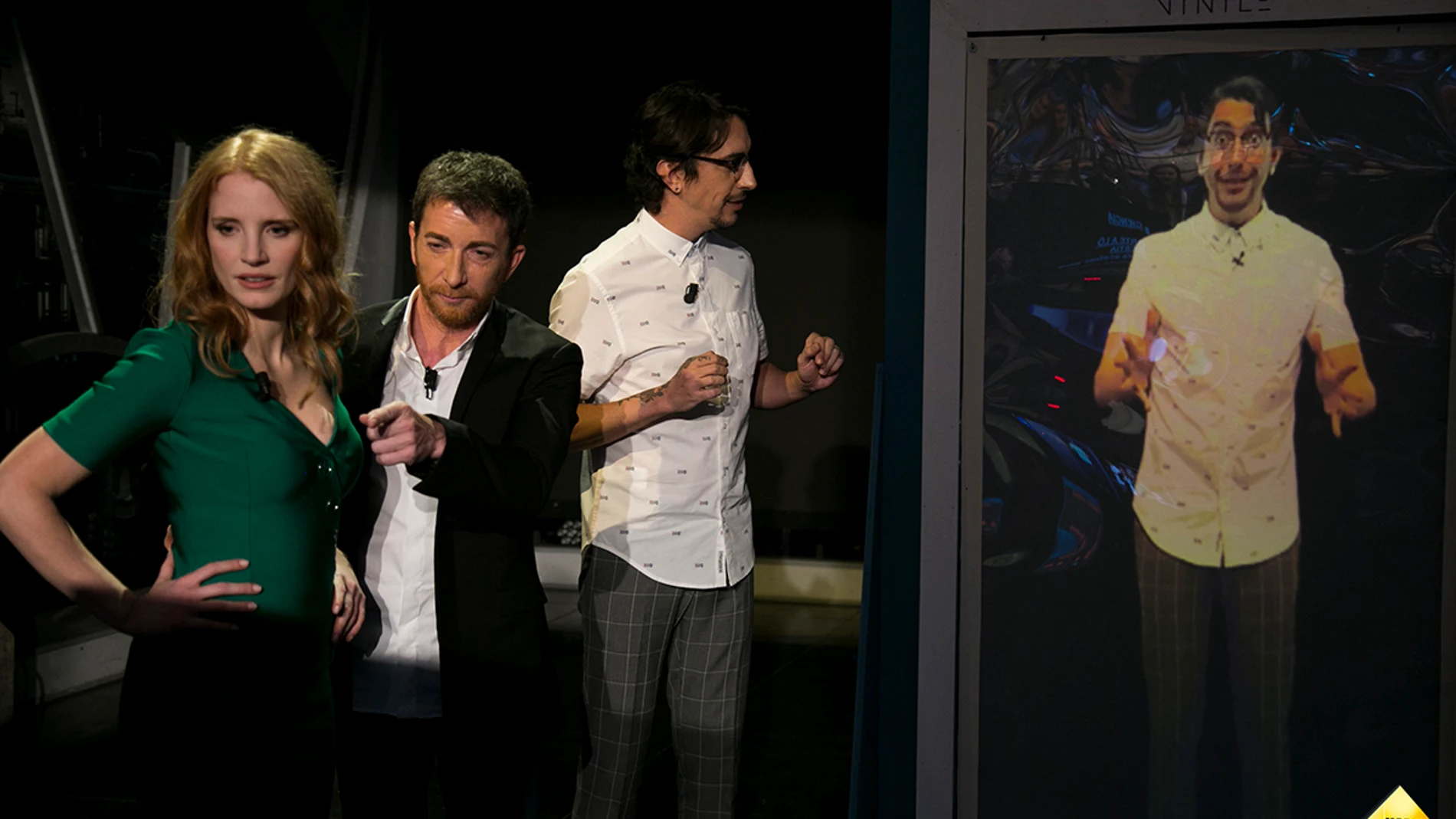 Jessica Chastain prueba lo último en tecnología de pantallas, el vinilo inteligente