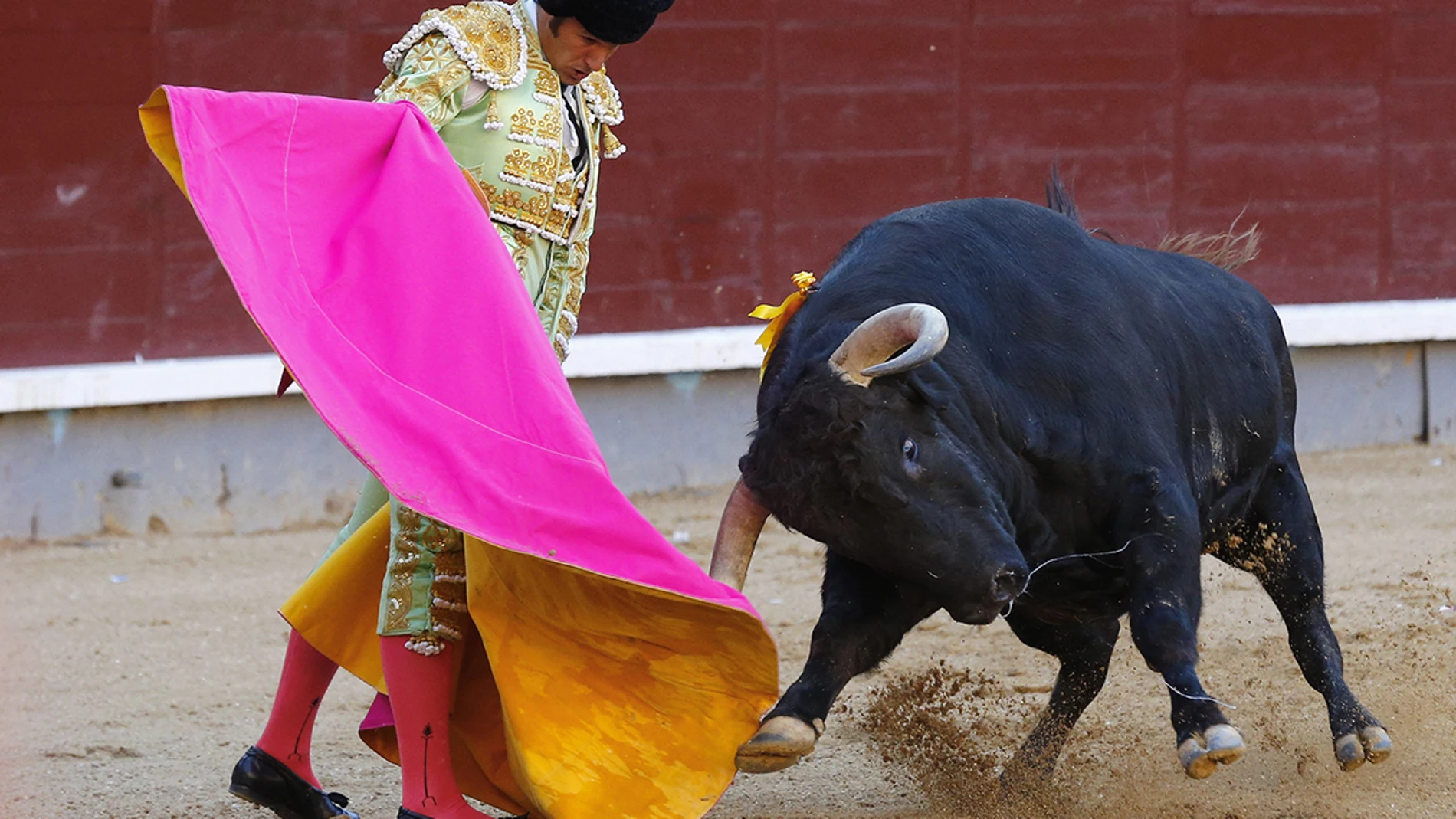 David Mora, durante la faena a su primer toro en la octava de la Feria de San Isidro 2017.
