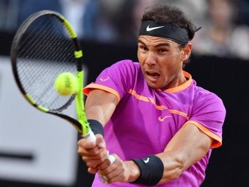 Rafa Nadal devuelve la bola a su rival