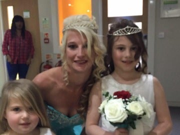 Carly junto a sus hijas el día de la boda