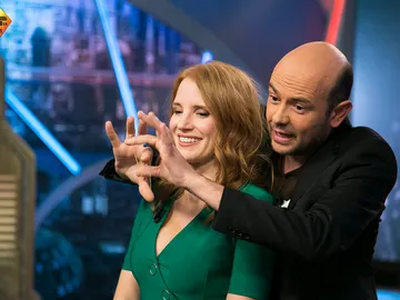 Jandro deja con la boca abierta a Jessica Chastain con uno de sus trucos de magia Jandro deja con la boca abierta a Jessica Chastain con uno de sus trucos de magia