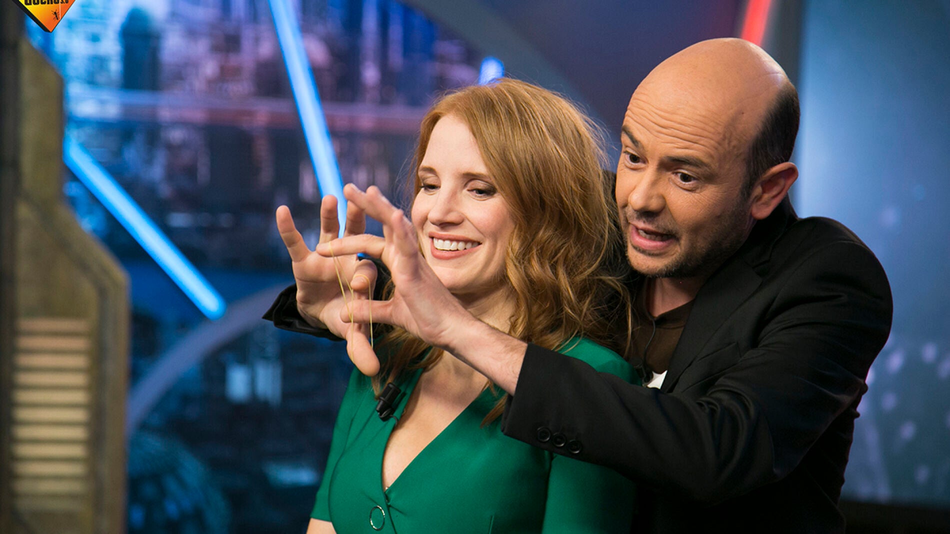 Jandro deja con la boca abierta a Jessica Chastain con uno de sus trucos de magia