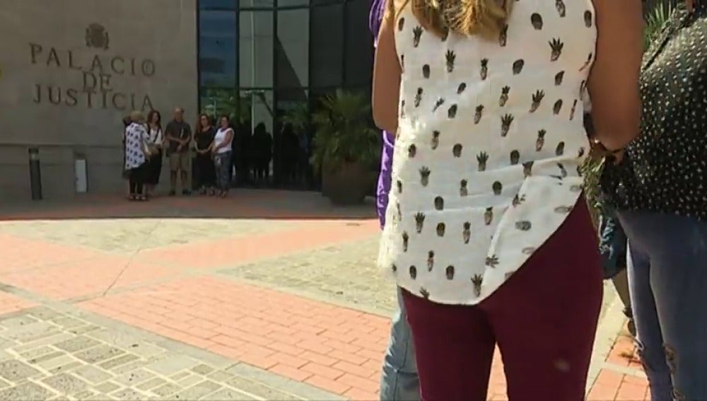 Frame 22.539033 de: Siguen intimidando a la niña agredida en Tenerife