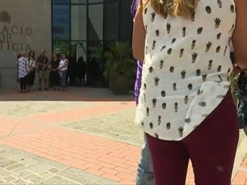 Frame 22.539033 de: Siguen intimidando a la niña agredida en Tenerife