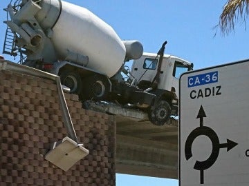 Una hormigonera a punto de caer en un puente en Cádiz
