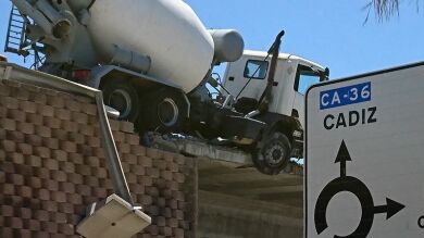 Una hormigonera, a punto de caer en un puente en Cádiz