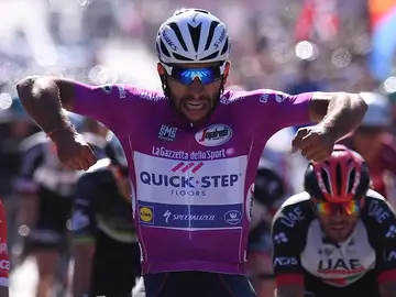Fernando Gaviria celebra su cuarta victoria en el Giro Fernando Gaviria celebra su cuarta victoria en el Giro