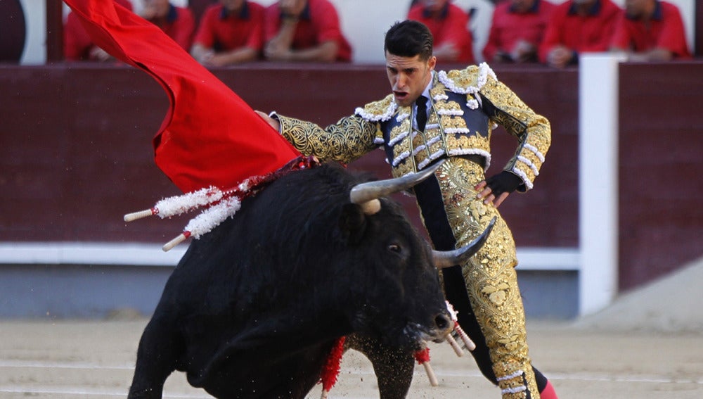 El diestro Alejandro Talavante en la faena a su primero durante la tradicional Corrida de la Prensa