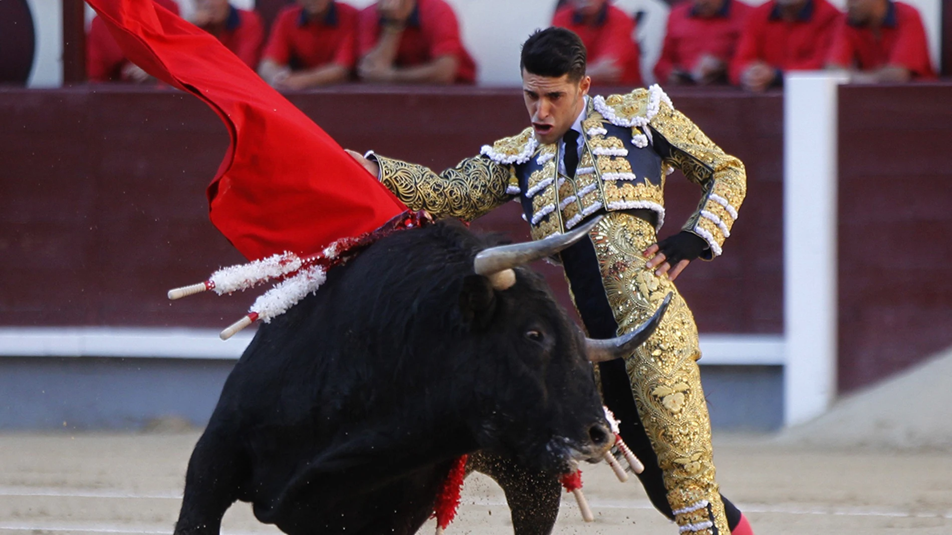 El diestro Alejandro Talavante en la faena a su primero durante la tradicional Corrida de la Prensa