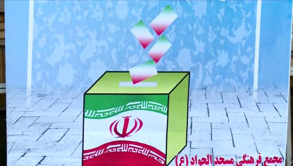 Frame 41.585754 de: Los iraníes comienzan a votar con calma en las presidenciales
