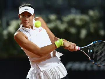 Garbiñe Muguruza contesta al rival durante un partido Garbiñe Muguruza contesta al rival durante un partido
