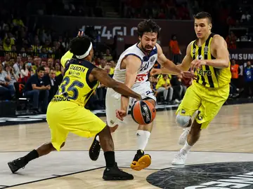 Llull intenta no perder el balón ante la defensa de Fenerbahçe Llull intenta no perder el balón ante la defensa de Fenerbahçe