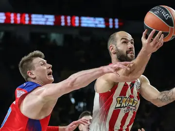 Spanoulis penetra a canasta ante el CSKA Spanoulis penetra a canasta ante el CSKA