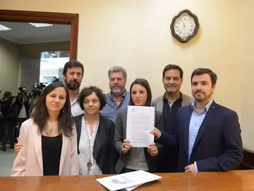 Podemos presenta la moción de censura en el Congreso Podemos presenta la moción de censura en el Congreso