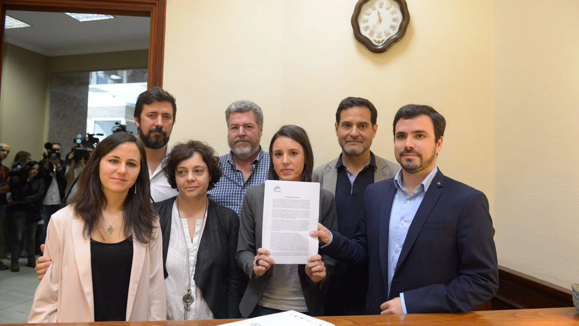Podemos presenta la moción de censura en el Congreso Podemos presenta la moción de censura en el Congreso