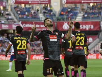 Leo Baptista señala al cielo para celebrar un gol con el Espanyol
