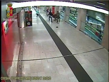 Frame 19.573312 de: Un hombre apuñala a dos militares y un policía en la estación de tren de Milán