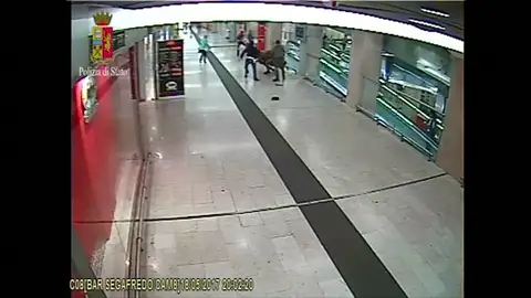 Frame 19.573312 de: Un hombre apuñala a dos militares y un policía en la estación de tren de Milán Frame 19.573312 de: Un hombre apuñala a dos militares y un policía en la estación de tren de Milán