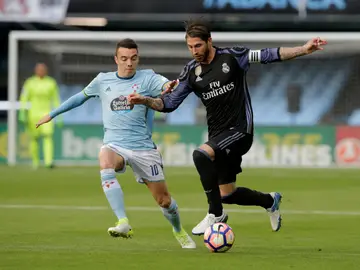 Iago Aspas pelea por un balón con Sergio Ramos Iago Aspas pelea por un balón con Sergio Ramos