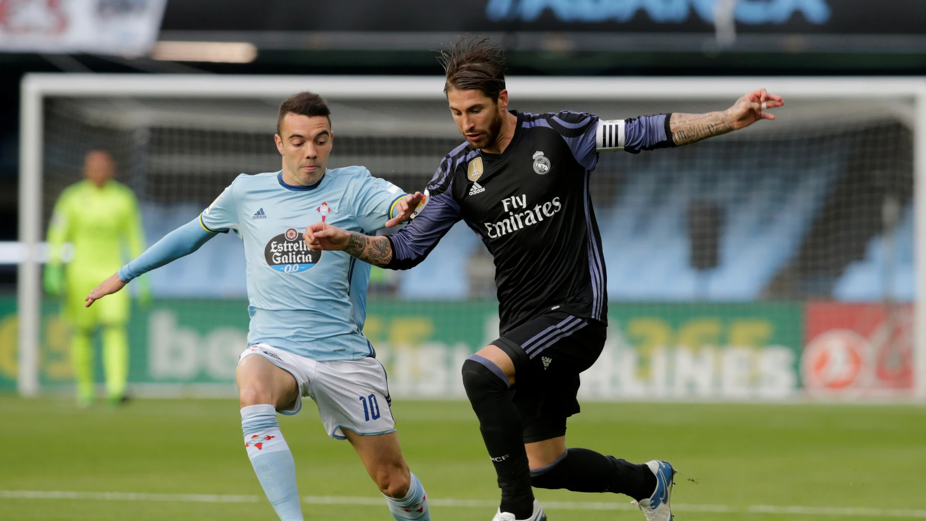 Iago Aspas pelea por un balón con Sergio Ramos Iago Aspas pelea por un balón con Sergio Ramos
