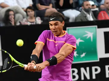 Nadal devuelve la bola a su rival durante un partido Nadal devuelve la bola a su rival durante un partido