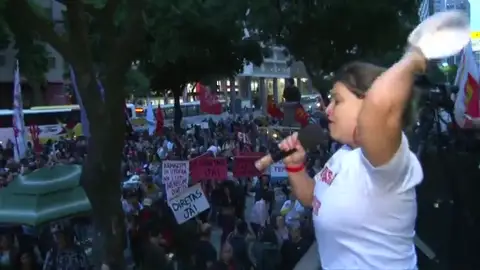 Frame 26.746666 de: Miles de brasileños gritan "Fuera Temer" y exigen elecciones directas Frame 26.746666 de: Miles de brasileños gritan "Fuera Temer" y exigen elecciones directas