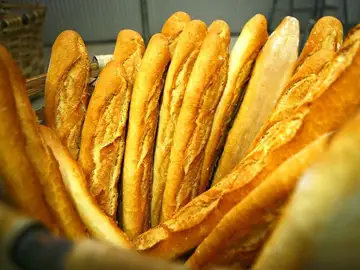 Barras de pan en una panadería Barras de pan en una panadería