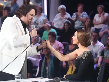 Mónica Naranjo halaga a Manu Rodríguez tras su actuación como Nino Bravo Mónica Naranjo halaga a Manu Rodríguez tras su actuación como Nino Bravo
