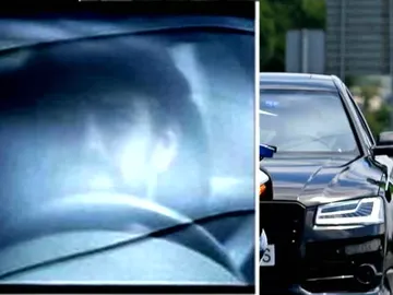 Piqué, con un Mosso d' Esquadra Piqué, con un Mosso d' Esquadra